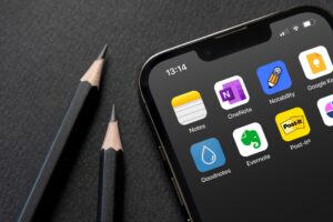 Apple Notes, Craft, Post-it, Evernote, Goodnotes, Onenote, Google Keep, Notability application icons on the iPhone screen
